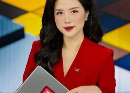 Cách phối đồ sang trọng, thanh lịch của nữ BTV Tài chính Kinh doanh