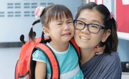 Lần đầu con đi mẫu giáo: Bố mẹ càng chần chừ, con càng khóc lớn