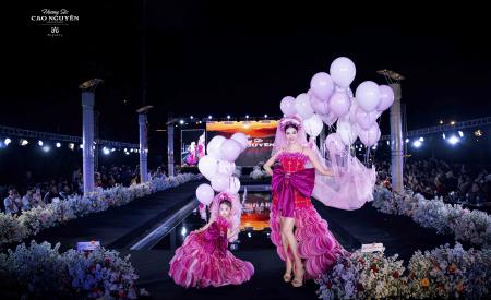 Mẫu Nhí Trần Gia Hân - Em bé Catwalk đầy thần thái và chuyên nghiệp bên Á Hậu Hoàng Thùy tại Hương Sắc Cao Nguyên